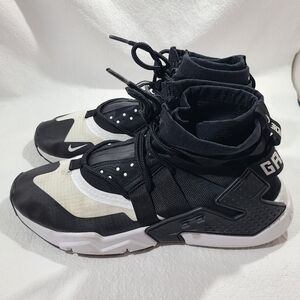 Mens Nike Air Hurache Gripp Training Shoes Size: 11 Color: Black White